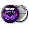 Przypinka Wolny Jeszcze Dziś Neonowe Skrzydła: przypinka na wieczór kawalerski z napisem Wolny jeszcze dziś – przód i aluminiowy tył z agrafką