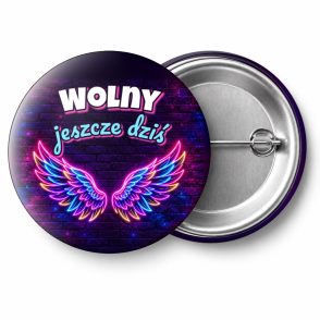 Przypinka Wolny Jeszcze Dziś Neonowe Skrzydła: przypinka na wieczór kawalerski z napisem Wolny jeszcze dziś – przód i aluminiowy tył z agrafką