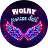 Wzór: Przypinka Wolny Jeszcze Dziś Neonowe Skrzydła – grafika z napisem Wolny jeszcze dziś