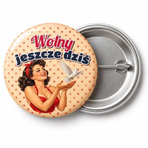 Przypinka Wolny Jeszcze Dziś Pin-up z Ptaszkiem: przypinka na wieczór kawalerski z napisem Wolny jeszcze dziś – przód i aluminiowy tył z agrafką