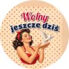 Wzór: Przypinka Wolny Jeszcze Dziś Pin-up z Ptaszkiem – grafika z napisem Wolny jeszcze dziś