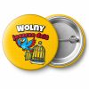 Przypinka Wolny Jeszcze Dziś Ptak z Klatki: przypinka na wieczór kawalerski z napisem Wolny jeszcze dziś – przód i aluminiowy tył z agrafką