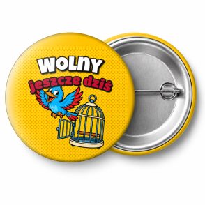 Przypinka Wolny Jeszcze Dziś Ptak z Klatki: przypinka na wieczór kawalerski z napisem Wolny jeszcze dziś – przód i aluminiowy tył z agrafką