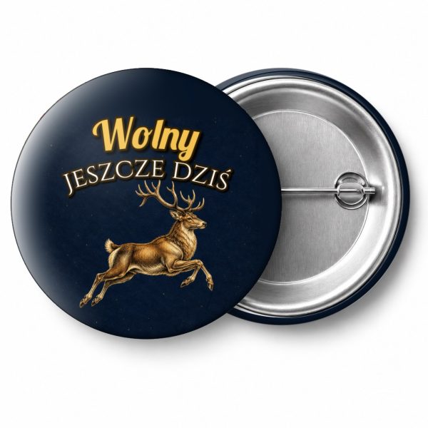 Przypinka Wolny Jeszcze Dziś Skaczący Jeleń: przypinka na wieczór kawalerski z napisem Wolny jeszcze dziś – przód i aluminiowy tył z agrafką