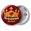 Przypinka Wolontariusz Orszaku Korona z Sercem: przypinka na Orszak Trzech Króli z napisem Wolontariusz oraz polem imię (np. Michał) – przód i aluminiowy tył z agrafką