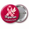 Przypinka Wspieram i Pamiętam: przypinka na Różowy Październik z napisem Wspieram i pamiętam – przód i aluminiowy tył z agrafką