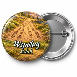 Przypinka Wspólny Szlak: przypinka na Dzień Myśli Braterskiej z napisem Wspólny szlak – przód i aluminiowy tył z agrafką