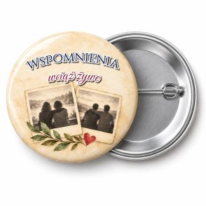 Przypinka Wspomnienia Wciąż Żywe: przypinka na spotkanie klasowe z napisem Wspomnienia wciąż żywe – przód i aluminiowy tył z agrafką