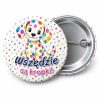 Przypinka Wszędzie Są Kropki: przypinka na Dzień Kropki z napisem Wszędzie są kropki! – przód i aluminiowy tył z agrafką