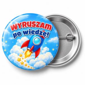 Przypinka Wyruszam po Wiedzę Rakieta w Chmurach: przypinka na pasowanie pierwszoklasisty z napisem Wyruszam po wiedzę! – przód i aluminiowy tył z agrafką