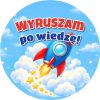 Wzór: Przypinka Wyruszam po Wiedzę Rakieta w Chmurach – grafika z napisem Wyruszam po wiedzę!