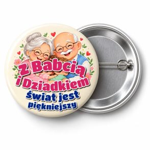 Przypinka Z Babcią i Dziadkiem Piękniej: przypinka na Dzień Babci i Dziadka z napisem Z Babcią i Dziadkiem świat jest piękniejszy – przód i aluminiowy tył z agrafką