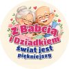 Wzór: Przypinka Z Babcią i Dziadkiem Piękniej – pastelowa grafika z napisem Z Babcią i Dziadkiem świat jest piękniejszy