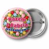 Przypinka Z Babcią Jest Kolorowo: przypinka na Dzień Babci i Dziadka z napisem Razem z Babcią jest kolorowo – przód i aluminiowy tył z agrafką