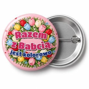 Przypinka Z Babcią Jest Kolorowo: przypinka na Dzień Babci i Dziadka z napisem Razem z Babcią jest kolorowo – przód i aluminiowy tył z agrafką