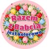 Wzór: Przypinka Z Babcią Jest Kolorowo – pastelowa grafika z napisem Razem z Babcią jest kolorowo