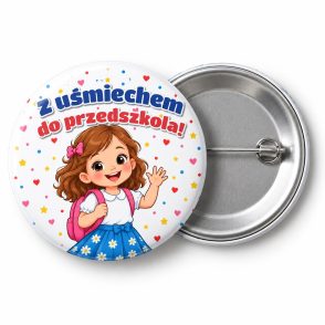 Przypinka Z Uśmiechem do Przedszkola Dziewczynka z Plecaczkiem: przypinka na pasowanie na przedszkolaka z napisem Z uśmiechem do przedszkola! – przód i aluminiowy tył z agrafką