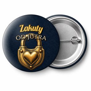 Przypinka Zakuty od Jutra Kłódka z Sercem: przypinka na wieczór kawalerski z napisem Zakuty od jutra – przód i aluminiowy tył z agrafką