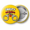 Przypinka Zakuty od Jutra Komiksowe Kajdanki: przypinka na wieczór kawalerski z napisem Zakuty od jutra – przód i aluminiowy tył z agrafką