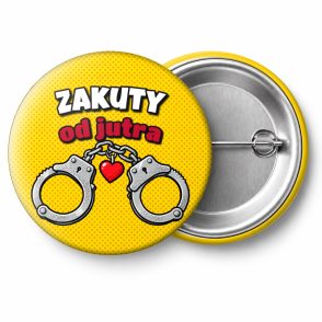 Przypinka Zakuty od Jutra Komiksowe Kajdanki: przypinka na wieczór kawalerski z napisem Zakuty od jutra – przód i aluminiowy tył z agrafką