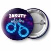 Przypinka Zakuty od Jutra Neonowe Kajdanki: przypinka na wieczór kawalerski z napisem Zakuty od jutra – przód i aluminiowy tył z agrafką