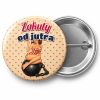 Przypinka Zakuty od Jutra Pin-up na Kuli u Nogi: przypinka na wieczór kawalerski z napisem Zakuty od jutra – przód i aluminiowy tył z agrafką