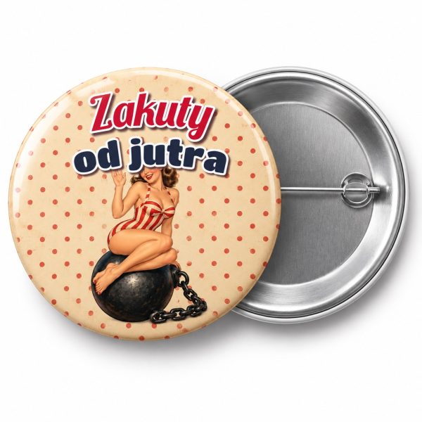 Przypinka Zakuty od Jutra Pin-up na Kuli u Nogi: przypinka na wieczór kawalerski z napisem Zakuty od jutra – przód i aluminiowy tył z agrafką