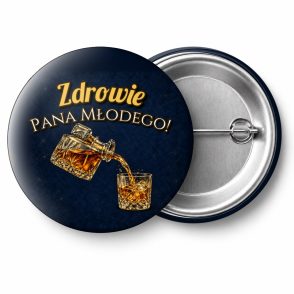 Przypinka Zdrowie Pana Młodego Karafka z Whisky: przypinka na wieczór kawalerski z napisem Zdrowie Pana Młodego! – przód i aluminiowy tył z agrafką