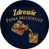 Wzór: Przypinka Zdrowie Pana Młodego Karafka z Whisky – grafika z napisem Zdrowie Pana Młodego!