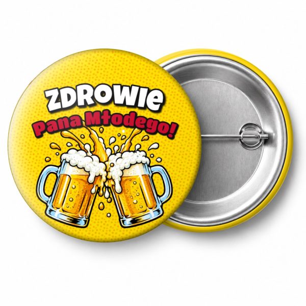 Przypinka Zdrowie Pana Młodego Komiksowy Toast: przypinka na wieczór kawalerski z napisem Zdrowie Pana Młodego! – przód i aluminiowy tył z agrafką