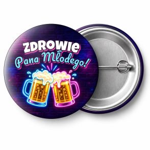Przypinka Zdrowie Pana Młodego Neonowe Kufle: przypinka na wieczór kawalerski z napisem Zdrowie Pana Młodego! – przód i aluminiowy tył z agrafką