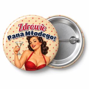 Przypinka Zdrowie Pana Młodego Pin-up z Martini: przypinka na wieczór kawalerski z napisem Zdrowie Pana Młodego! – przód i aluminiowy tył z agrafką
