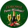 Wzór: Przypinka Zdrowie Pana Młodego Szampan przy Stole – grafika z napisem Zdrowie Pana Młodego!