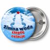 Przypinka Zimna Woda Ciepłe Relacje: przypinka dla morsów z napisem Zimna woda ciepłe relacje – przód i aluminiowy tył z agrafką
