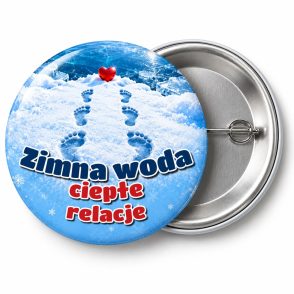 Przypinka Zimna Woda Ciepłe Relacje: przypinka dla morsów z napisem Zimna woda ciepłe relacje – przód i aluminiowy tył z agrafką