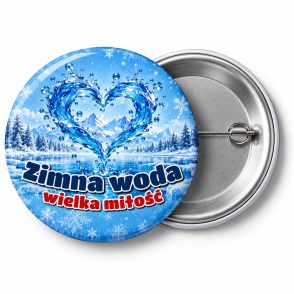 Przypinka Zimna Woda Wielka Miłość: przypinka dla morsów z napisem Zimna woda wielka miłość – przód i aluminiowy tył z agrafką