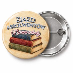 Przypinka Zjazd Absolwentów Stos Książek: przypinka na spotkanie klasowe z napisem Zjazd absolwentów oraz polem nazwa szkoły (np. Nazwa szkoły) – przód i aluminiowy tył z agrafką
