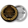 Przypinka Zjazd Absolwentów Złoty Biret: przypinka na spotkanie klasowe z napisem Zjazd absolwentów oraz polem imię i nazwisko (np. Jan Nowak) – przód i aluminiowy tył z agrafką