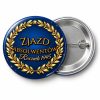 Przypinka Zjazd Absolwentów Złoty Laur: przypinka na spotkanie klasowe z napisem Zjazd absolwentów oraz polem rocznik (np. Rocznik 1995) – przód i aluminiowy tył z agrafką