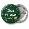 Przypinka Zjazd po Latach Kredowe Samoloty: przypinka na spotkanie klasowe z napisem Zjazd po latach oraz polem rocznik (np. Rocznik 2003) – przód i aluminiowy tył z agrafką