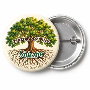Przypinka Zjazd Rodzinny Korzenie: kolorowa przypinka na zjazd rodzinny z napisem ZJAZD RODZINNY oraz polem miejscowość (np. Gniezno) – przód i aluminiowy tył z agrafką