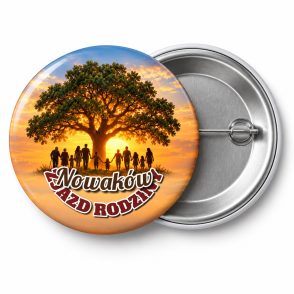 Przypinka Zjazd Rodziny o Zachodzie: kolorowa przypinka na zjazd rodzinny z napisem ZJAZD RODZINY oraz polem nazwisko (np. Nowaków) – przód i aluminiowy tył z agrafką