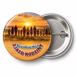 Przypinka Zjazd Rodziny Razem: kolorowa przypinka na zjazd rodzinny z napisem ZJAZD RODZINY oraz polem nazwisko (np. Nowakowskich) – przód i aluminiowy tył z agrafką