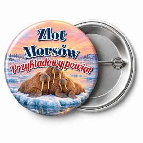 Przypinka Zlot Morsów Powiatu: przypinka dla morsów z napisem Zlot Morsów oraz polem powiat (np. Przykładowy powiat) – przód i aluminiowy tył z agrafką