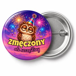 Przypinka Zmęczony ale Szczęśliwy: przypinka na Sylwestra z napisem Zmęczony ale szczęśliwy – przód i aluminiowy tył z agrafką