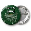 Przypinka Znów w Tej Samej Ławce: przypinka na spotkanie klasowe z napisem Znów w tej samej ławce – przód i aluminiowy tył z agrafką