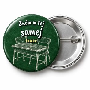 Przypinka Znów w Tej Samej Ławce: przypinka na spotkanie klasowe z napisem Znów w tej samej ławce – przód i aluminiowy tył z agrafką