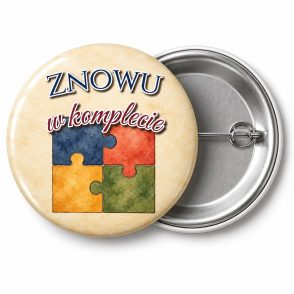 Przypinka Znowu w Komplecie: przypinka na spotkanie klasowe z napisem Znowu w komplecie – przód i aluminiowy tył z agrafką
