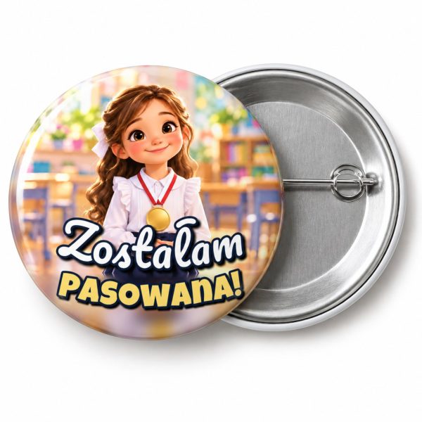 Przypinka Zostałam Pasowana Dziewczynka z Medalem: przypinka na pasowanie pierwszoklasisty z napisem Zostałam pasowana! – przód i aluminiowy tył z agrafką