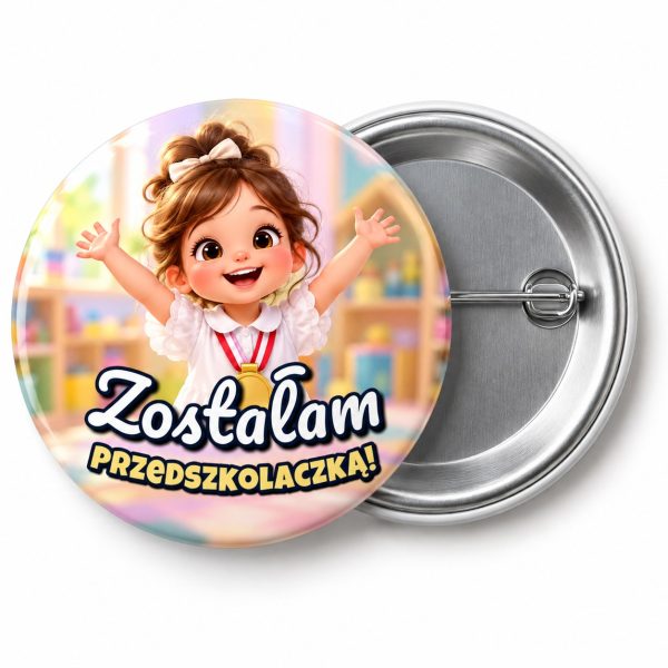 Przypinka Zostałam Przedszkolaczką Dziewczynka z Medalem: przypinka na pasowanie na przedszkolaka z napisem Zostałam przedszkolaczką! – przód i aluminiowy tył z agrafką